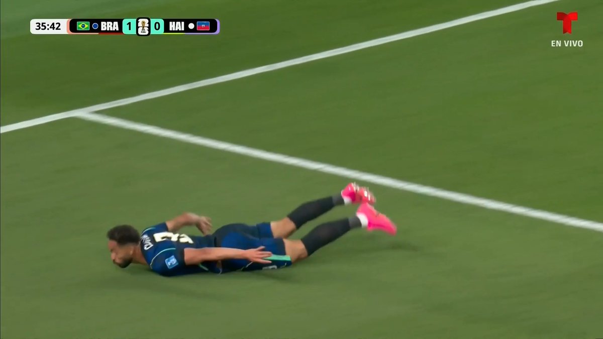 Matheus Cunha rides the wave after his first half brace! 🔥 (via Telemundo Deportes)