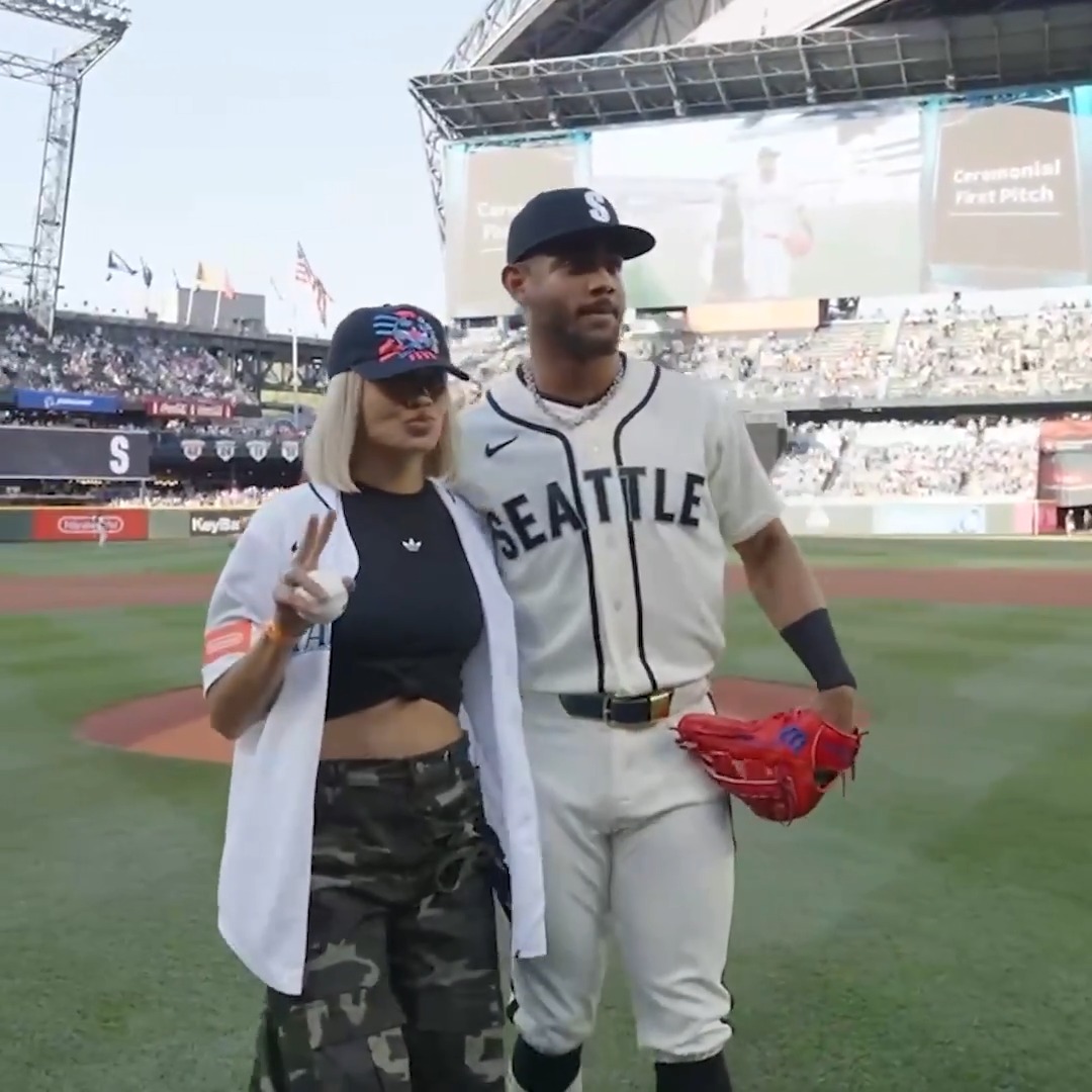 USWNT star Trinity Rodman stopped by the Seattle Mariners game for a first pitch! ⚽️