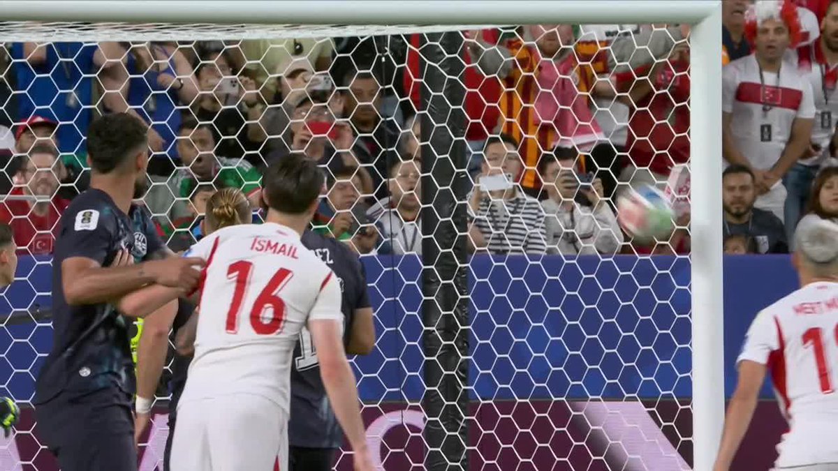 ¡¡LA SUERTE ESTUVO DEL LADO DE LA ALBIRROJA!! Muldur cabeceó, Gill no llegaba y la pelota terminó pegando en el PALO y en el TRAVESAÑO para evitar el 1-1 de Turquía. ⚽#ESPNMundial 📺 Mirá los mejores partidos de la #FIFAWorldCup por ESPN, en el Plan Premium de #DisneyPlus