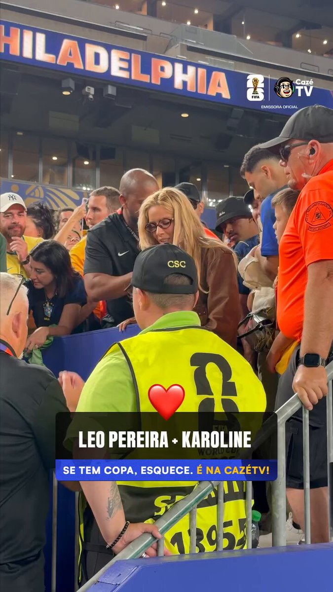 O amor está no ar! ❤️ Karoline Lima e Léo Pereira confirmaram a reconciliação com um beijinho discreto após a vitória do Brasil sobre o Haiti, nesta sexta-feira (19). Quem shippa? 📹: CazéTV