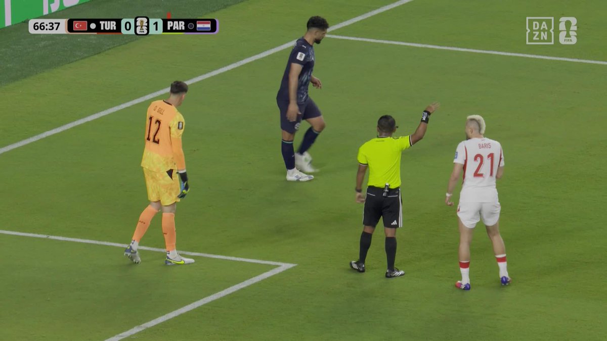 Lo de Iván Barton ES HISTÓRICO 😆 Se recorre todo el campo para avisar al portero... MIENTRAS TURQUÍA PENSABA QUE HABÍA DADO CÓRNER 😮 #DAZNMundial #FIFAWorldCup