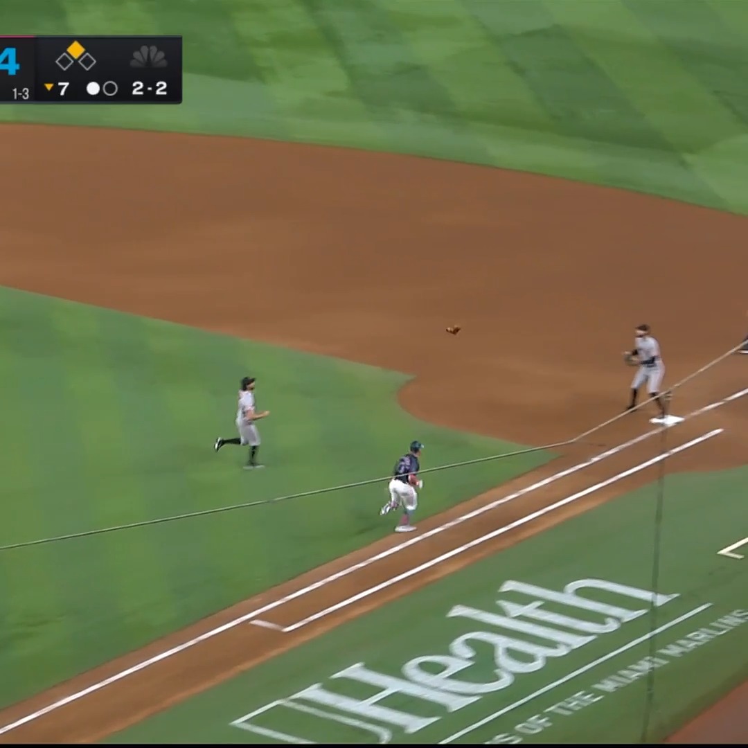 ボールがグローブから取れなくなり、グローブごと送球！w 🎥MLB