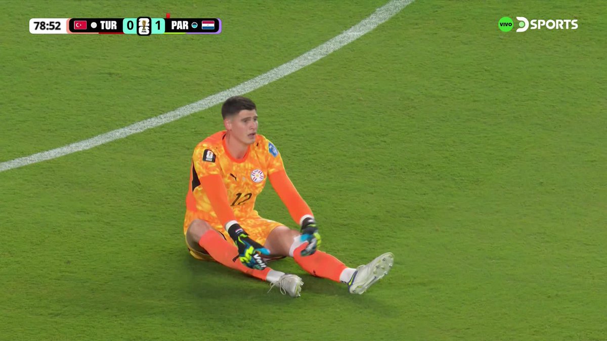 BARTON NO LE CREYÓ A GILL El árbitro de El Salvador le pidió al arquero de Paraguay que se levantara cuando mostró una molestia en el pie. #MundialEnDSPORTS #FIFAWorldCup