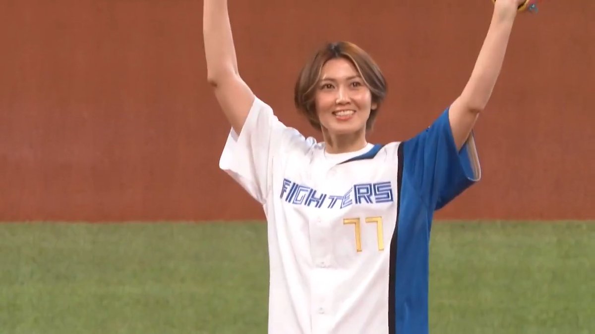 ミラノ・コルティナ冬季五輪代表のカーリングチーム、フォルティウスの吉村紗也香さんが始球式に登場！ 氷上からエスコンフィールドのマウンドへ！ 見事な投球でした⚾ #フォルティウス フォルティウス Team Yoshimura #lovefighters