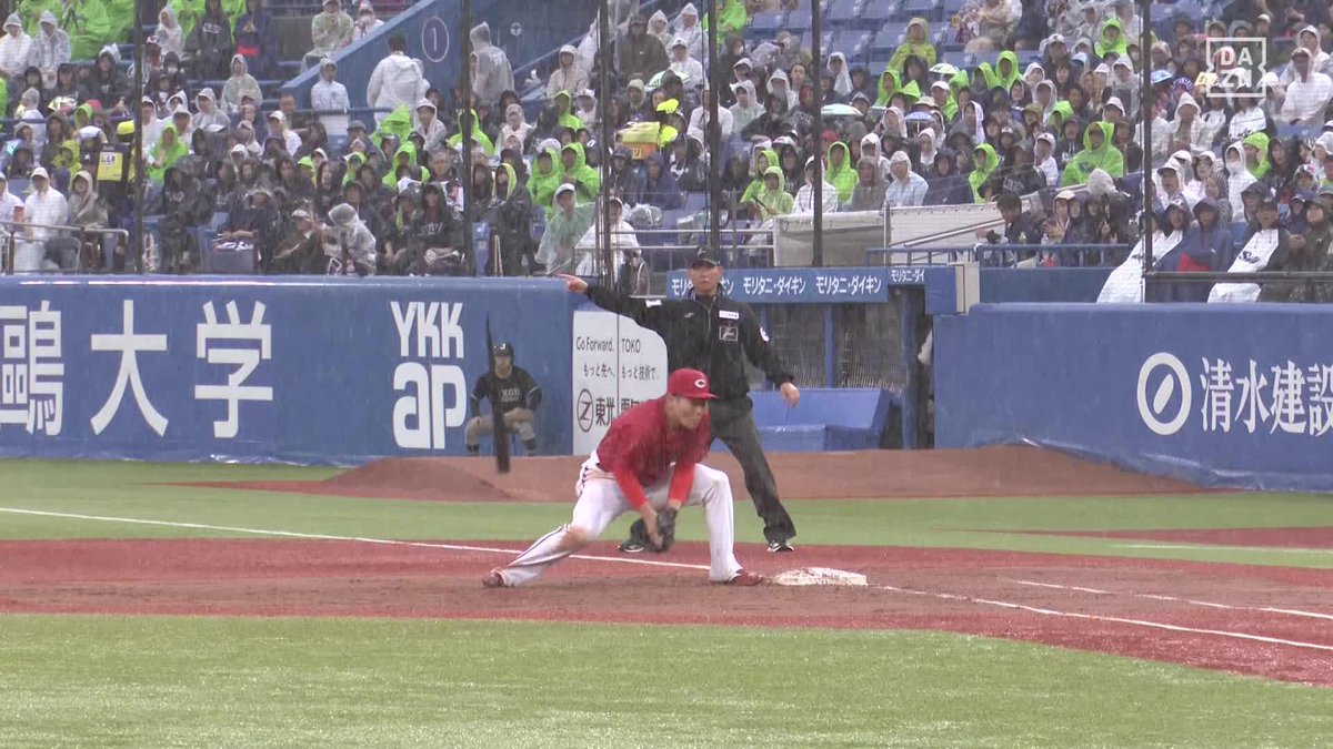 危機一髪… 折れたバットと打球が同時に 佐藤啓介 スーパープレー ⚾️ヤクルト×広島 #carp