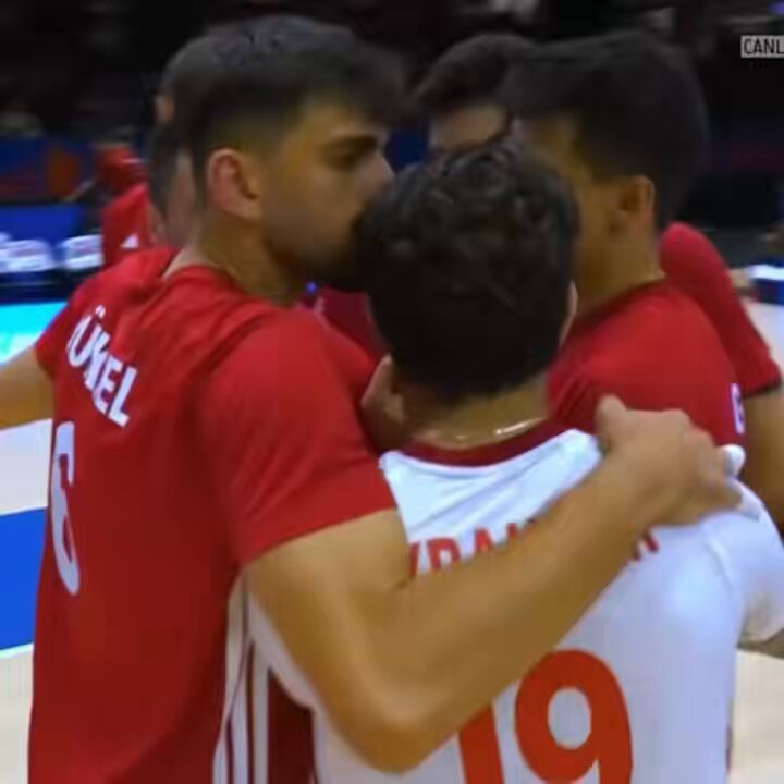 Herkes filenin sultanlarını paylaşıyor. Ben farkli yoldan geliyorum Filenin Efeleri o kadar çok tepki ve strese rağmen son dünya şampiyonasında ÇEYREK FİNAL görüpte elendi. Babalar size mental dersi versin BİZİM ÇOCUKLAR 🤭