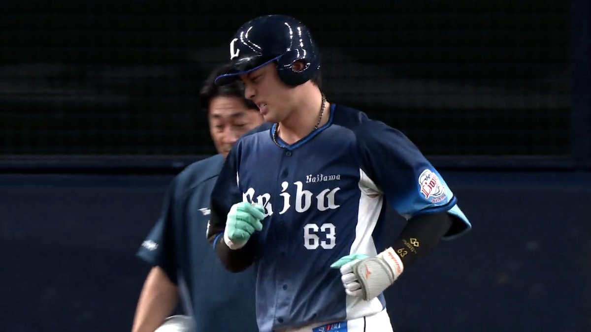 激痛自打球😖からのタイムリー😁 #長谷川信哉 痛みから気を逸らそうと八の字にランニング🏃‍♂️ この直後に三塁線を破るタイムリーで自身も二塁へ🙌🙌 #seibulions #ベースボールLIVE で配信中[初月無料]