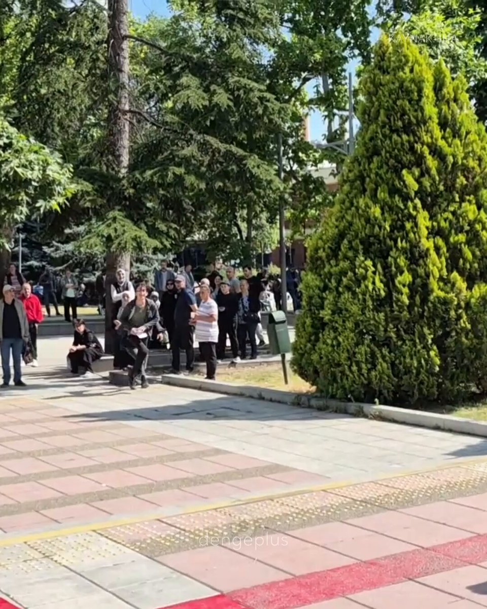 Eskişehir'de bir veli, sınava son dakika yetiştirdiği yakınını ittirerek sınava sokturdu: "Koş lan! Ben mi koşacağım peşinden?"