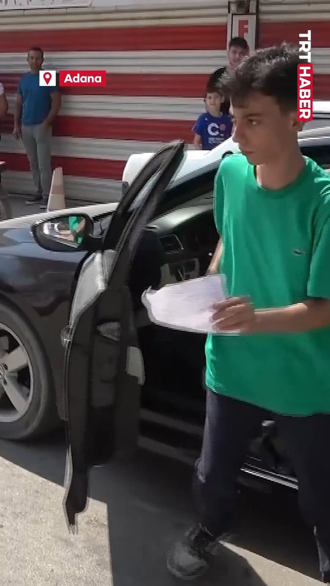 Adana'da sınava son dakika yetişen bir öğrenci, kullandığı aracın el frenini çekmeyi unuttu.