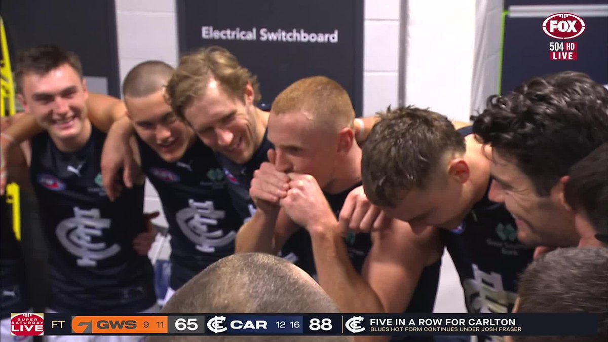 MATT COTTRELL ON THE HARMONICA LEADS @CARLTONFC INTO THEIR TEAM SONG 😭🎶 #AFLGiantsBlues WRAP ✍️