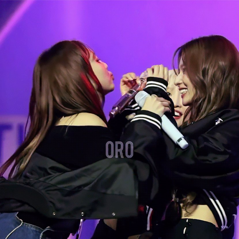 🍭：TWICEの中で一番キスしたいメンバー 🐹：🤔（20s無言） 今日: ナヨンちゃんとのbobo💋 #TWICE #SANA #NAYEON
