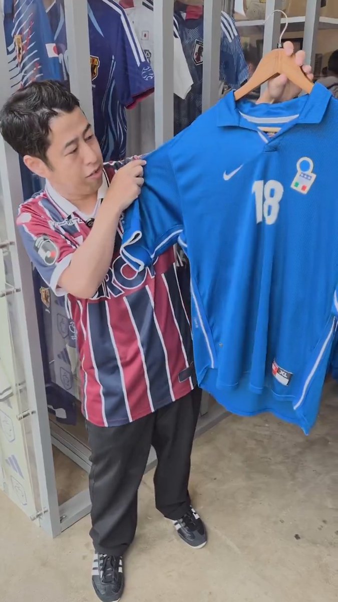 🇺🇸ユニフォームショップで お宝発見!?🤩👕 Jリーグだけでなく海外サッカーにも 詳しいウエストランド井口さん⚽ 懐かしのユニフォームベスト5選を発表💁♀️ 実際に購入も!?💸 皆さんからの応援コメントも大募集👂 #井口世界を獲る をつけてポストしてください📱 🏆FIFAワールドカップ2026 📺DAZNは全104試合をライブ配信 #本気で楽しむならDAZN ウエストランド井口