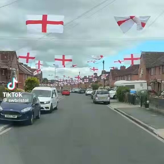 🚨NEW: After the Green party-led Bristol City Council banned the flying of the England flag during the World Cup as it could "make migrants feel uncomfortable", residents are putting up flags [H/T - swbristol on TikTok]