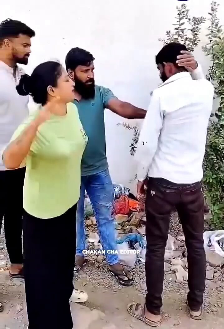 मार BSD वाले को 🚨 मुंबई में अफसर अली औरंगजेब को बाप बताकर शिवाजी महाराज को गाली गलौच कर रहा था.... बस फिर क्या था... पकड़ लिया शिवा जी महाराज के बच्चोँ ने औरंगजेब की औलाद को... औरंगजेब भी पेला गया.. अली भी पेल दिया गया✊