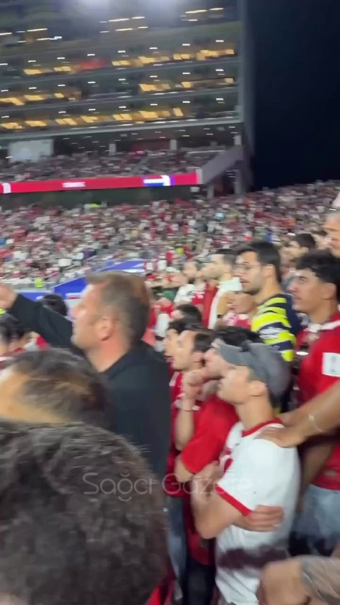 🚨 Sinirli bir Beşiktaş taraftarı, Montella ve oyuncularımıza bir takım taktiksel önerilerde bulundu. “ Anca Youtube’a video çekin, a*ına k*dumun çocukları.”