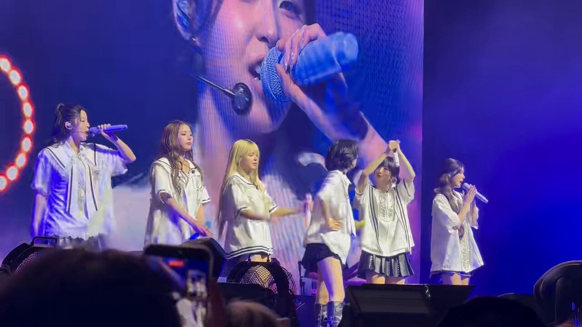 the girls looking at Lily because she couldn't finish her high note in Break The Wall today 😭