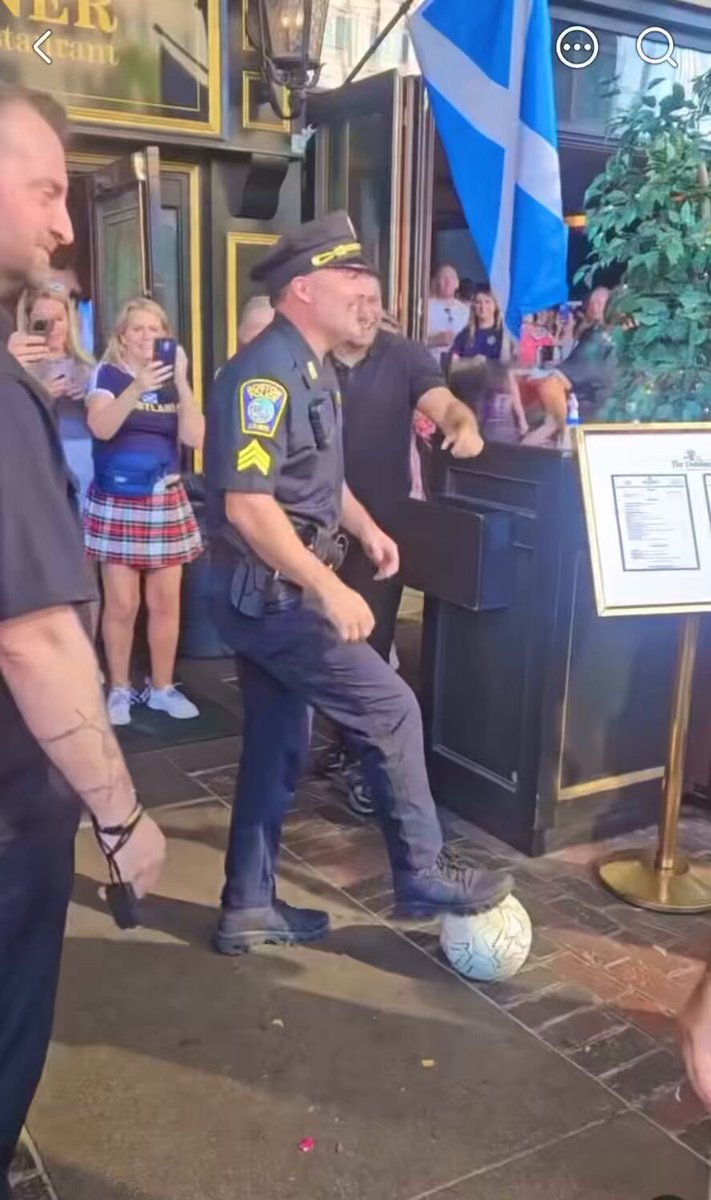 This Boston police officer shows off his football keepie uppie skills to the Tartan Army Scotland supporters. 🏴󠁧󠁢󠁳󠁣󠁴󠁿♥️🇺🇸⚽️