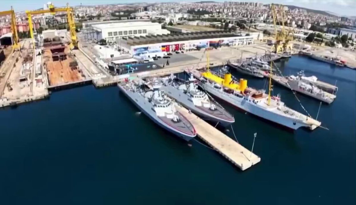 1 GÜNDE 2 GEMİ Yeni kabiliyetlerle inşa edilen açık deniz karakol gemisi TCG Koçhisar, Türk Deniz Kuvvetleri’ne teslim edildi. Aynı zamanda Romanya için üretilen Cam Roman Açık Deniz Karakol Gemisi’nin Romanya’ya teslimatı gerçekleştirildi.