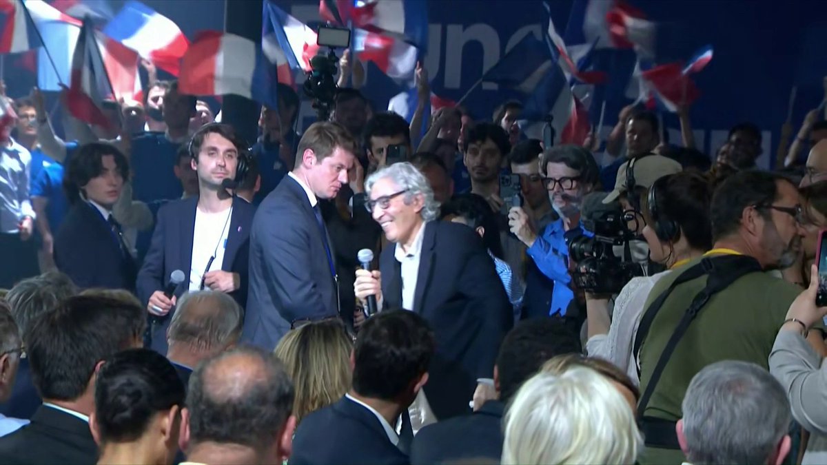 🔴 "Un nom est entré en prison (...) il est devenu le héros de la prison où j'étais, Bruno Retailleau (...) les prisonniers l'applaudissaient", déclare Boualem Sansal, présent au meeting de l'ex-ministre de l'Intérieur #canal16