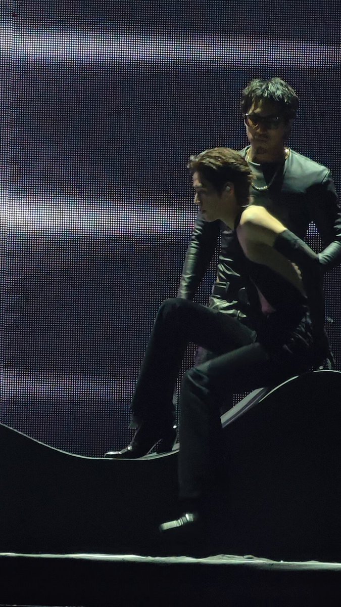 แล้วใครกล้าทำแบบนี้บ้าง นอกจากมีพระเอกเอมวีในทุกๆเพลงแบบไม่ซ้ำคือสามารถโชว์กับใครก็ได้ เคมีเข้ากับใครก็ได้ ไม่ตีกรอบอะไรให้ตัวเอง นี่แหละศิลปิน