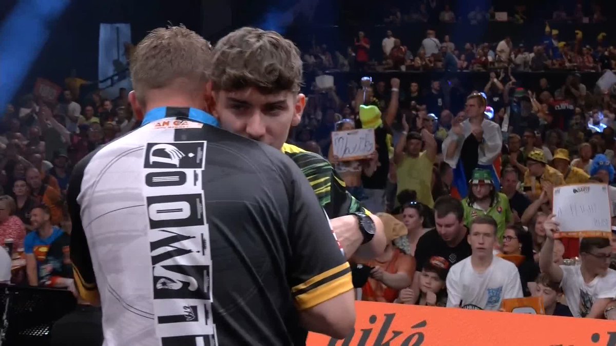 JOY FOR HOLLYWOOD! Chris Dobey is the next seeded player to advance in the Slovakian capital, defeating a resilient Tyler Thrope 6-4! 📺 #ET9