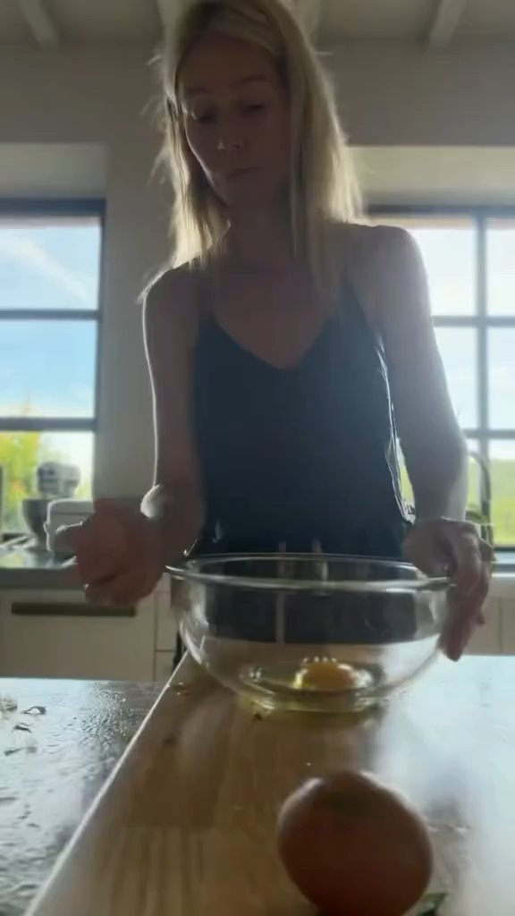 Gwyneth Paltrow’s Montecito backyard deserves its own fan club 😮 🌿 The 53-year-old actress and Goop founder gave a glimpse of her sprawling vegetable garden before whipping up a piadina breakfast wrap for husband Brad Falchuk, affectionately dubbing him her “hot boyfriend” ❤️🥬 📽️: #gwynethpaltrow #organic