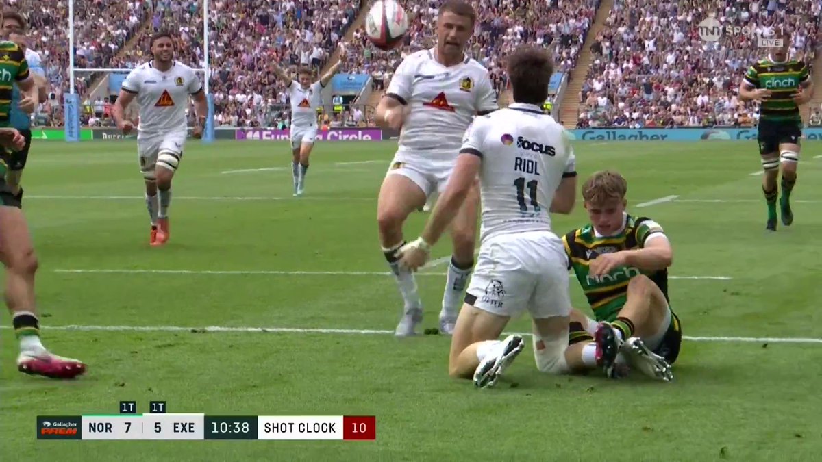 OH MY WORD Exeter Chiefs 😍🔥 Len Ikitau with the intercept AND the no look pass 😮💨 Campbell Ridl then races over 🏎️💨 📺 Stream TNT Sports with HBO Max