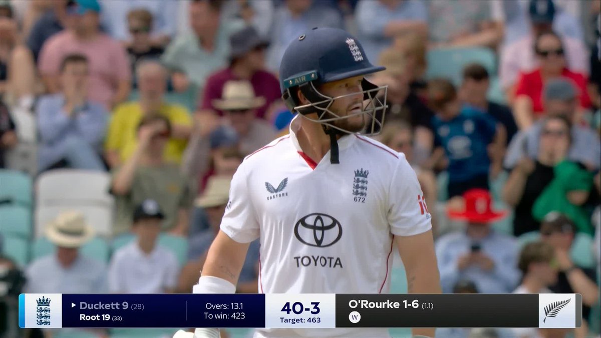 England are in BIG trouble! 😬 Ben Duckett falls to the short ball from Will O'Rourke ❌