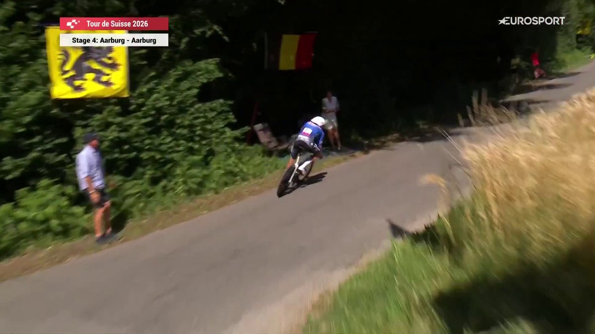 Mathieu Van der Poel affronta la curva come se il concetto di frenata non esistesse 😳🚴‍♂️ L’olandese entra fortissimo, la ruota posteriore parte, la bici sembra sul punto di scappare via... ma riesce a tenerla in piedi con un controllo semplicemente irreale 🤯🔥