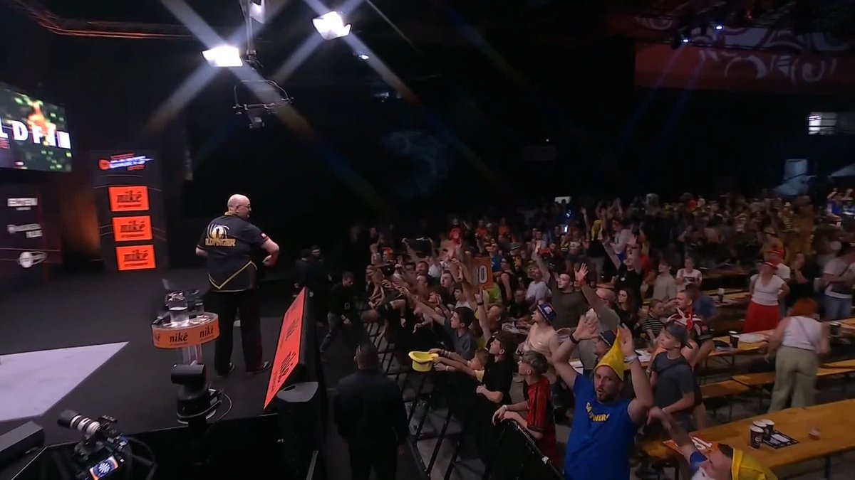 GILDING GETS IT DONE! Goldfinger closes the curtain on this afternoon's session of darts in Bratislava, beating Kiel's champion Luke Woodhouse 6-4! 📺 #ET9