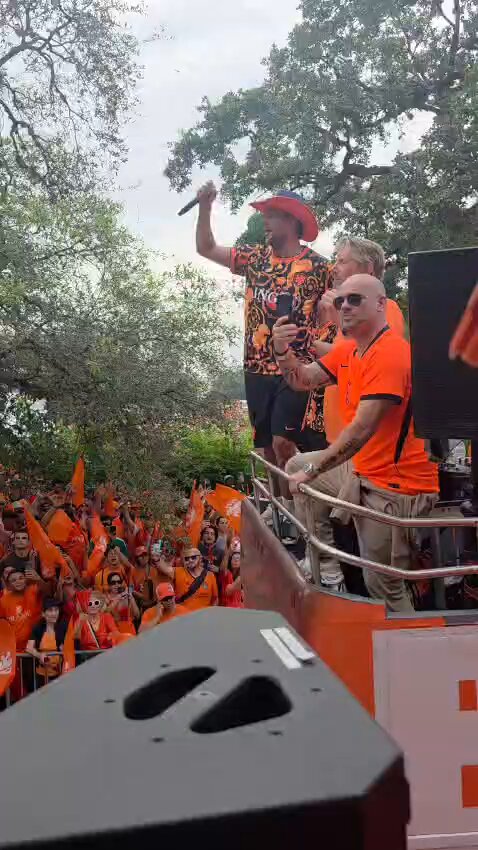 🧡HOUSTON = ORANGE 🔥 We’re officially rolling! And we've kicked off the Oranje Fanwalk for the World Cup. Houston is turning bright orange today 🇺🇸 Let’s go Netherlands! ⚽🇳🇱 #DutchOrangeBus #Fanwalk #Houston #FIFAworldcap OnsOranje #NEDSWE