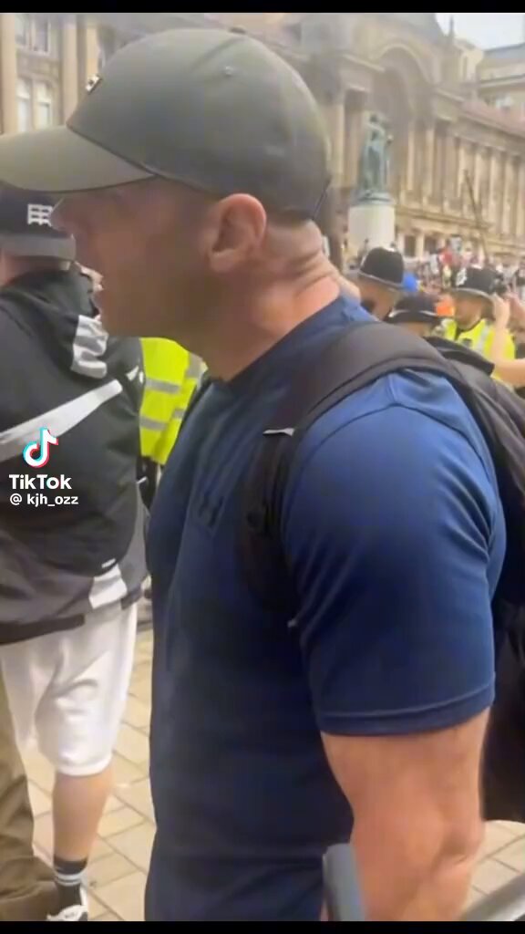 Darren Gee put Billy Moore in his place after they bumped into each other at the Birmingham protest. Lmaoo is Billy shaking ? 😭
