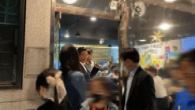 ■ 어제 목격했던 전한길씨... 어제 올림픽 공원에 방문을 했는데 우연히 전한길 씨를 마주치게 되었는데 제가 느꼈던 솔직한 심정을 기술해 봅니다. 결론은 "존나 별로이다...." 였습니다... 1) 초록 모자의 수행비서 펜싱 경기장 근처에서 어르신들을 막 밀치고 가는 사람이 있는거예요? 본능적으로 빌런이다 싶어서 쫓아 갔더니... 이 사람이 전한길 씨를 계속 쫓아 다니더군요? 자세히 봤더니 전한길 씨의 수행원 같은 사람이었습니다.... 행실 똑바로 하기를... 2) 전한길 씨 의자에 앉아서 쉬고 있는데 다짜고짜 전한길 씨가 제가 있던 테이블에 올라가서 깃발 흔들고 관종 짓을 하더군요? 그래서 자리를 피했습니다. 참고로 제 건너편에는 여사님들이 도시락 싸와서 드시고 있었고요... 마치 이재명이가 시민들 쉬고 있는데 다짜고짜 테이블 올라가서 유세하던게 오버랩이 되더군요... 당신 뭐라도 되나요? 사람들 쉬고 있는데... 허락은 받고 테이블에 올라가던가... 매너 좆 박았나... 3) 피리부는 소년 전한길 사람들이 펜싱 경기장에 집결해 있었는데 전한길 씨가 갑자기 나타나서는 존나 빠른 걸음으로 여기저기 누비고 다니는 거예요? 그렇게 2~3바퀴 돌더니 사람들을 모아서 펜싱 경기장이 아닌 올림픽 공원 쪽으로 인파를 몰고 가더니 대장 놀이를 하더군요...? 근데 사람이 모여있는 곳이 아니라 별도로 인파를 분산시킨다는 느낌을 받았어요... 엔츄파도스라 그런가... 그런데 반응이 별로 없자 펜싱 경기장 맨 앞에 나와서 태극기 흔들고 주인공 놀이 하더만요... ※ 결론 제가 직접 목격한 전한길 씨는... 자기가 뭐라도 되는 듯이... 거침없이 행동하는데... 진심 거슬렸습니다... 그냥 눈에 뵈는게 없어보였어요... 전한길 씨는 결정적일 때 존나 이상한 결정을 해서... 전 그에 대한 지지를 철회한지 오래 되었습니다.