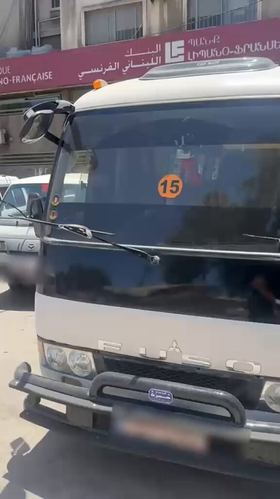 نتيجة مخالفات ارتكبتها بعض باصات نقل الركاب، وتهديدها السلامة المرورية، فضلًا عن الاعتداءات والتزاحم والسباقات الخطرة في ما بينها على الطرقات، أقامت مفرزة استقصاء جبل لبنان حواجز في #جونية و #الدورة و #الكفاءات و #غاليري_سمعان، أسفرت خلال 48 ساعة عن حجز 100 باص مخالف وتوقيف 17 من سائقيها من التابعية السورية دخلوا خلسة إلى لبنان. #قوى_الامن