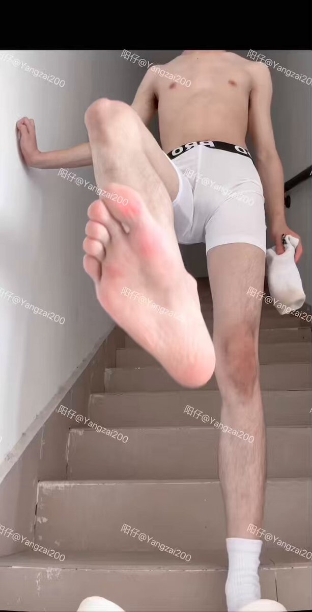 真他妈刺激穿着高弹在楼梯间撸动着骚鸡吧🏀在楼梯间撸着大屌呻吟射精做自己真鸡巴刺激 每声呻吟穿过楼梯间传来回声听爹的淫叫声 疯狂撸动大屌 嘴里粗口羞辱着骚逼爽吗😛 最后爆射在骚逼上浓浓的精液骚逼大口来吃 #粗口 #暴露 #男高 #野裸 #S #精牛