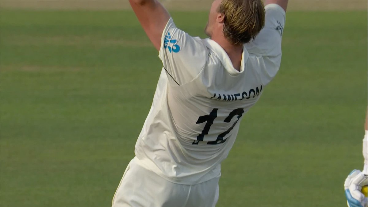 What a review from New Zealand! 👏 Kyle Jamieson makes the late breakthrough 💪