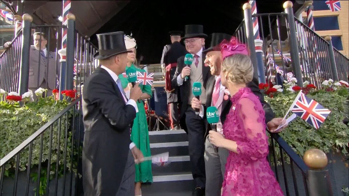 🗣"This place is A PIECE OF HEAVEN" It's back to the bandstand for one final singalong 🎶 There's simply nothing like Royal Ascot! 🎩🏇