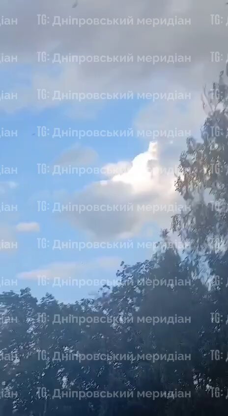 Footage showing one of the Geran-2 drone strikes on the city of Shakhtarske, Dnipropetrovsk Oblast earlier this evening. The city was also attacked by a Kh-59/69 cruise missile.