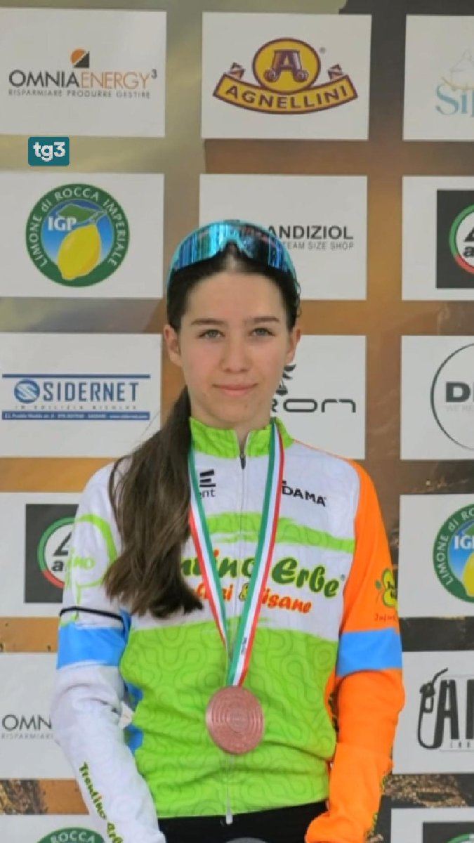 Adele Cobelli era una giovane promessa del ciclismo. È morta a 14 anni a Lavìs, in Trentino, travolta da un'auto che avrebbe invaso la corsia opposta. La procura indaga per omicidio stradale.