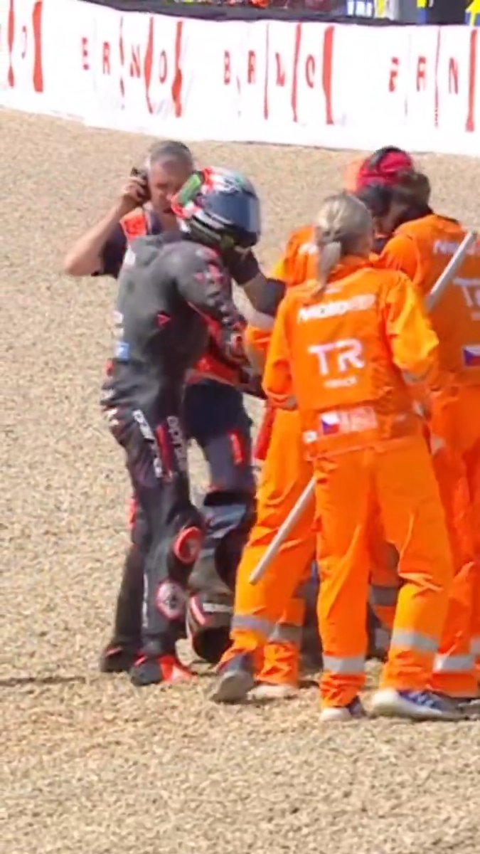 El motivo de la suspensión de Bezzecchi en el GP de República Checa ❌ "Empujó y golpeó a un comisario que intentaba recuperar su moto", dice el comunicado oficial 📝 El líder del Mundial, sancionado sin correr la carrera larga #CzechGP 🇨🇿 #MotoGP 🏁