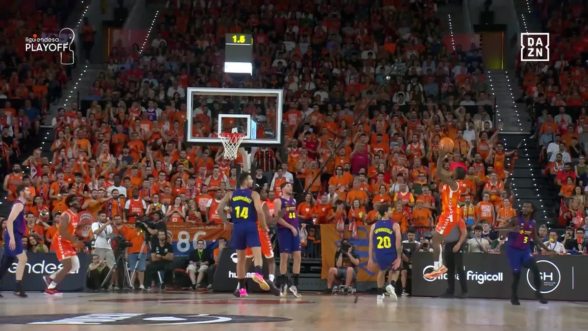 🔥🇩🇴 JEAN CLAUDIO con el 𝙈𝙊𝙉𝙏𝙀𝙍𝘼𝙕𝙊 para clavarla sobre la bocina del primer cuarto... ¡QUÉ TALENNNNNNNNTO, Valencia Basket Club! 📺 DAZN España | #PlayoffLigaEndesa
