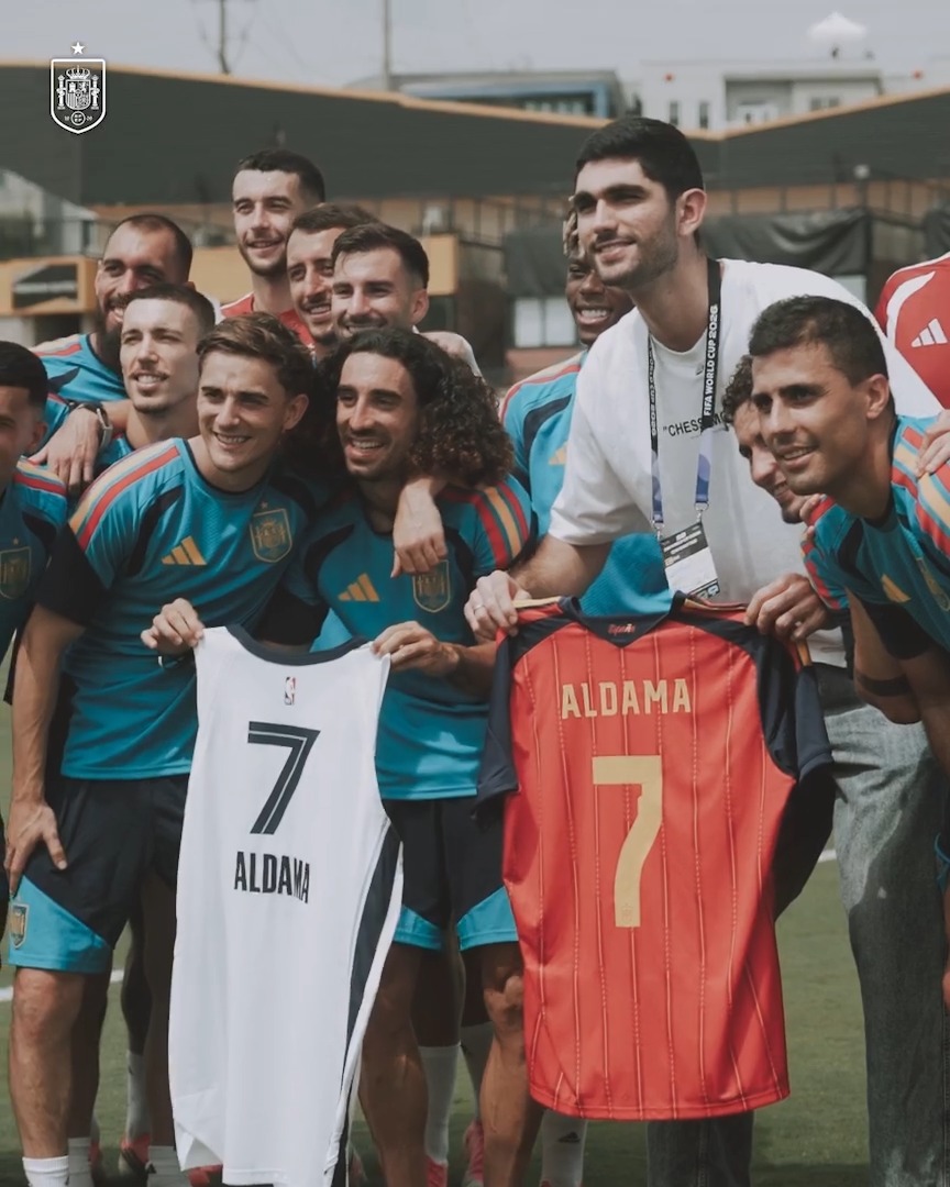 🤗 Gracias por venir a vernos y darnos tu apoyo, Santi Aldama. Intercambio de camisetas, firmas y fotos en una visita de gran altura. #VamosEspaña | #CopaMundialFIFA