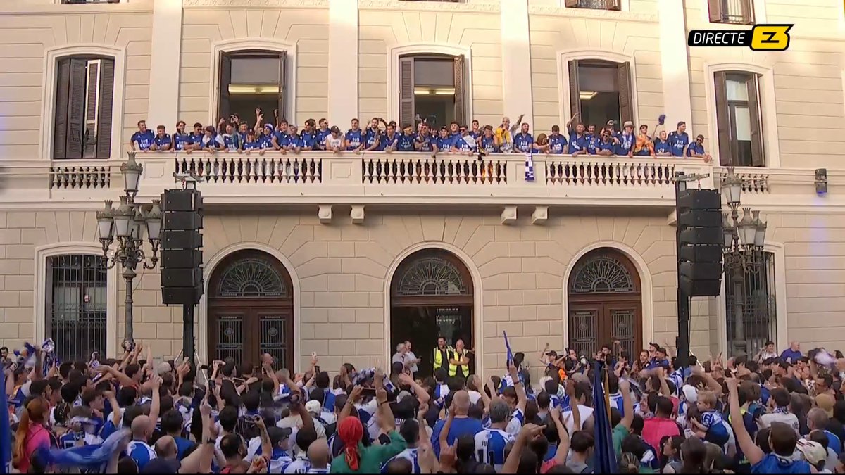 🎶 𝐁𝐨𝐭𝐢, 𝐛𝐨𝐭𝐢, 𝐛𝐨𝐭𝐢, 𝐝𝐞 𝐓𝐞𝐫𝐫𝐚𝐬𝐬𝐚 𝐪𝐮𝐢 𝐧𝐨 𝐛𝐨𝐭𝐢 🎶 📢 Comencen els parlaments des del balcó de l'ajuntament de Sabadell ▶️