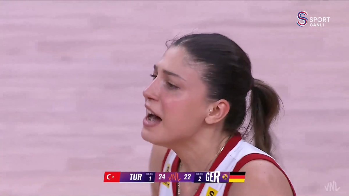 İlkin Aydın, bir kez daha set sayısını gönderiyor ve durumu 2-2'ye getiriyoruz! 🇹🇷