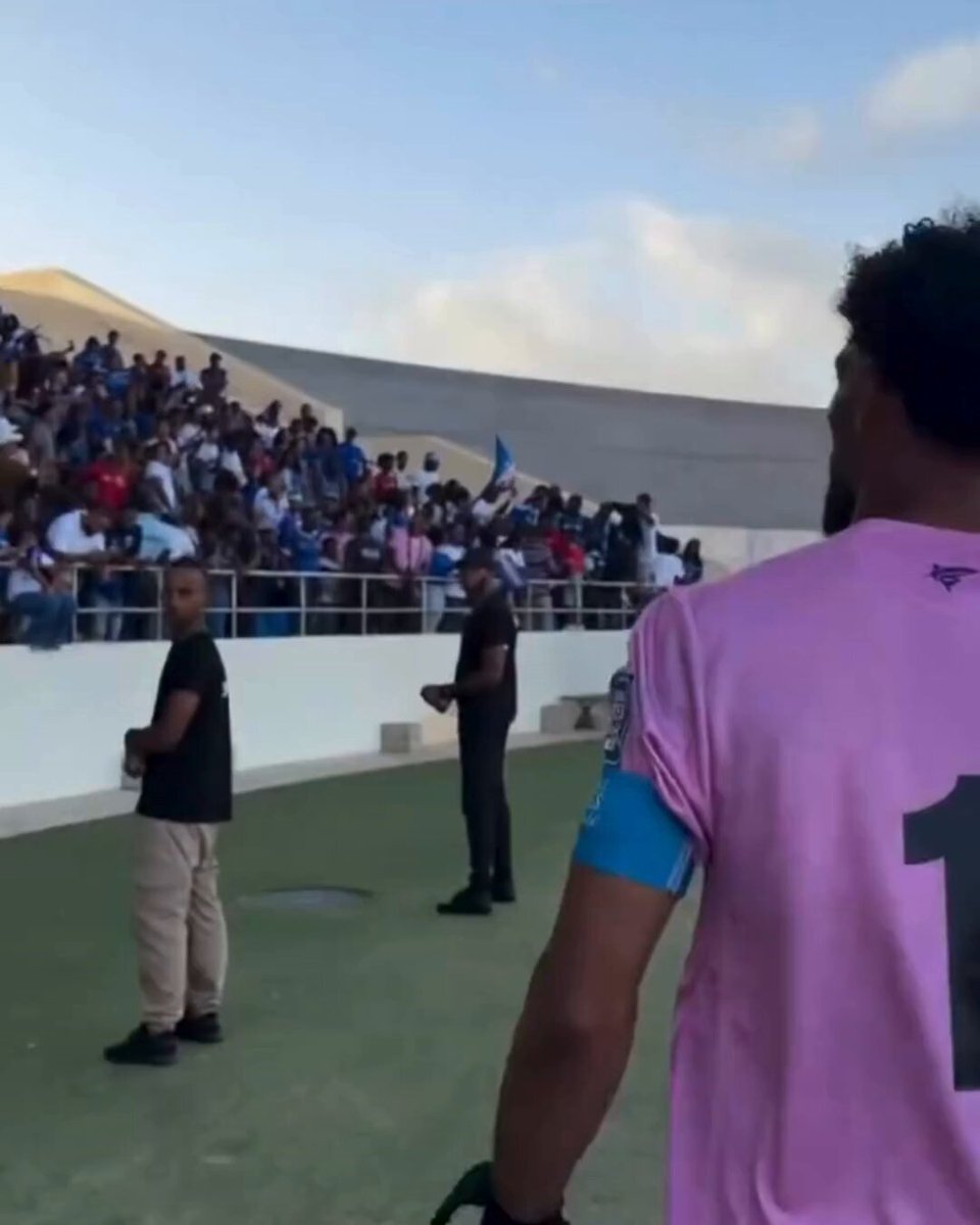La madre de Vozinha llegó a Estados Unidos tras obtener su visa y sorprendió al arquero de Cabo Verde durante un entrenamiento. 📹: 433 #COS