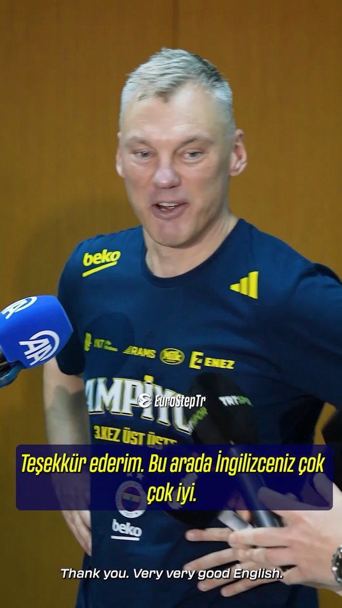 Sarunas Jasikevicius: "Türk medyasına bir sorum var. Neden bugün, 2.5 yılın ardından, bütün soruları İngilizce sormaya başladınız? Demek ki İngilizce konuşabiliyorsunuz, değil mi? O zaman konuşmamayı siz tercih ediyorsunuz, öyle mi?" (gülerek)