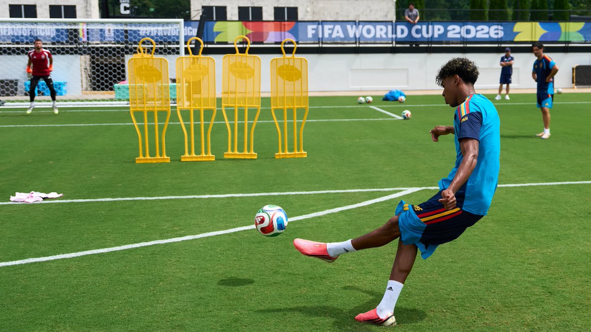 🕸️ Le quitó las telarañas. ¿Confirmamos, Lamine? #VamosEspaña | #CopaMundialFIFA