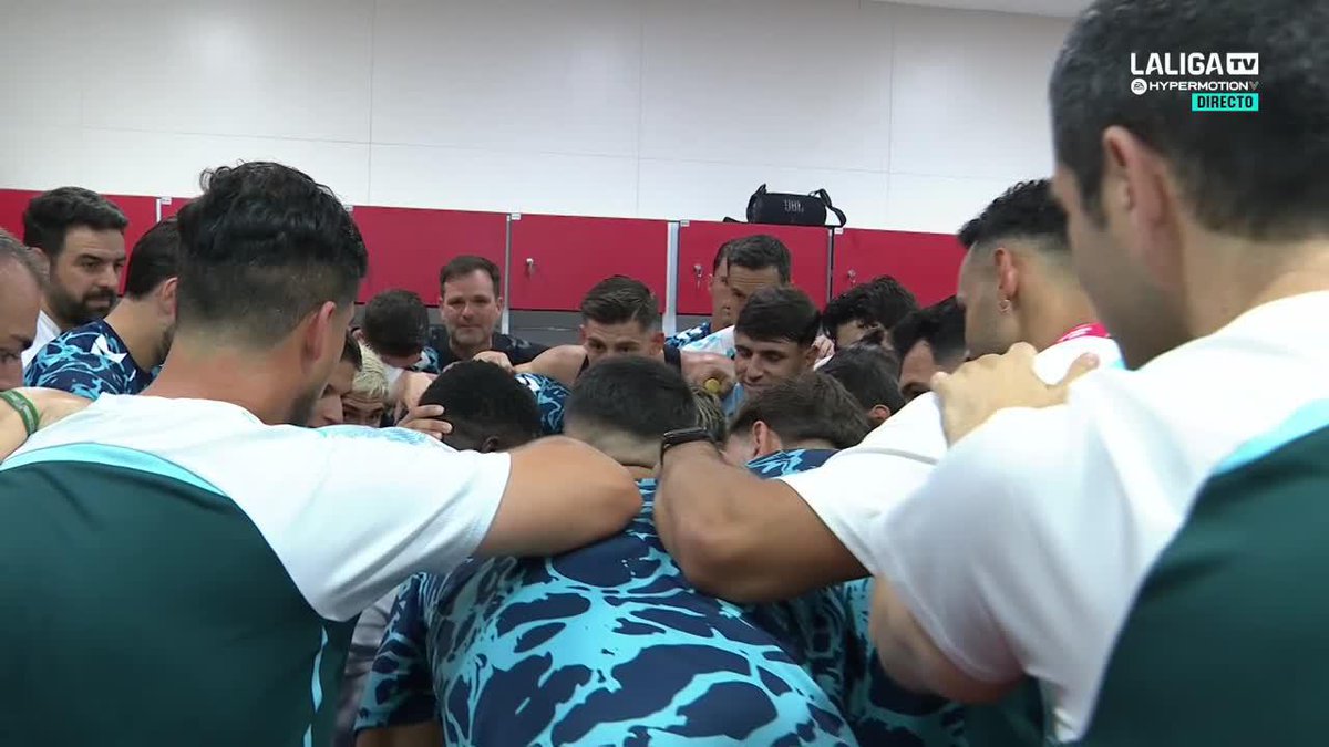 "Mañana los niños y las niñas de Málaga no van a soñar con ser del Madrid o del Barça, VAN A SOÑAR CON SER DEL MÁLAGA CLUB DE FÚTBOL" 💙 La arenga de Ramón Enríquez y del Málaga CF que pone los pelos de punta ¡NO ES SOLO FÚTBOL! 🥹 #LALIGAHYPERMOTION
