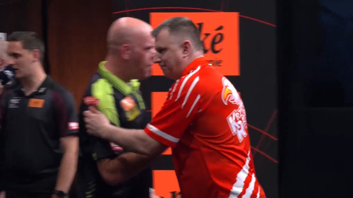 MVG SURVIES A SCARE! Michael van Gerwen survives a major scare in his contest against Krzysztof Ratajski, as the Dutchman misses six match darts before pinning tops to beat the Pole 6-5! 📺 #ET9