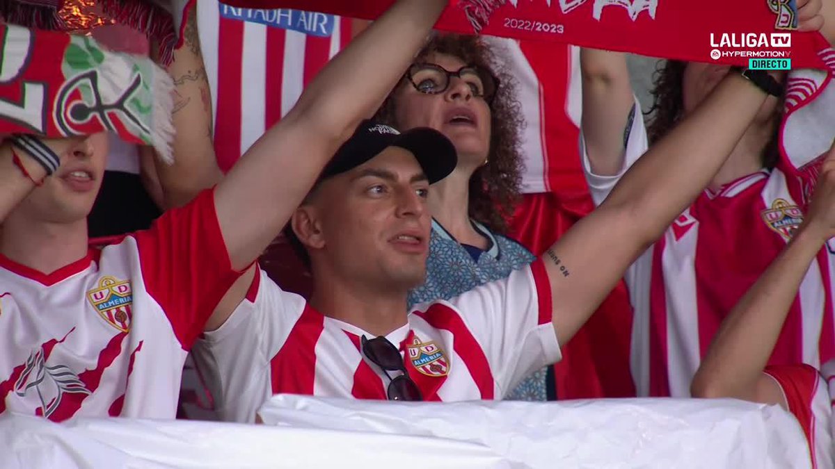 ES AHORA ❤️🤍 El recibimiento de la gente de la UD Almeria fans a su equipo es una locura 🔥🔥🔥 #LALIGAHYPERMOTION